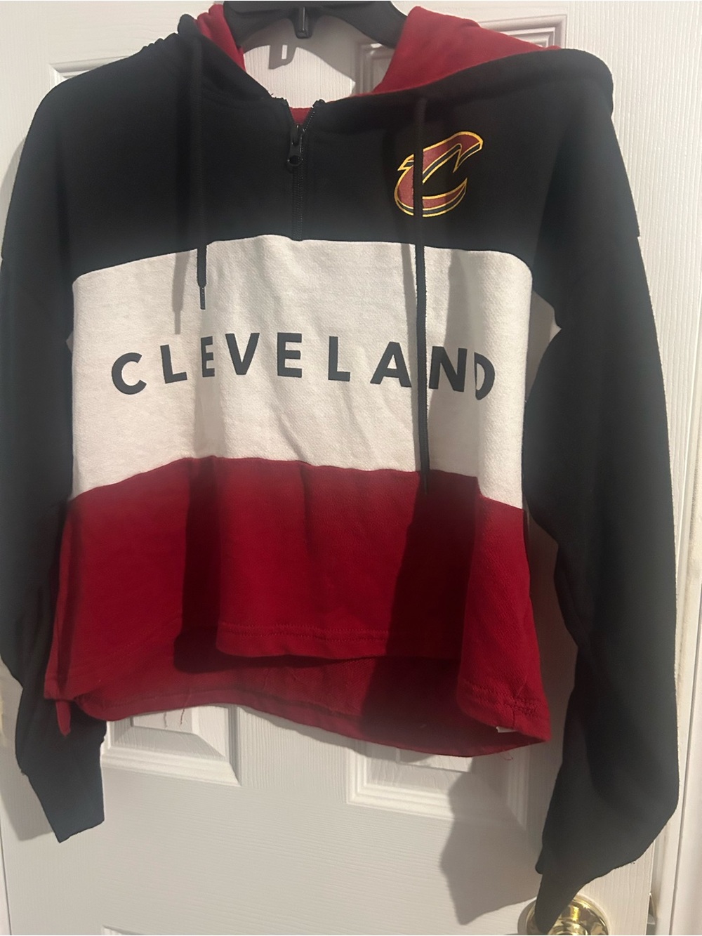 NBA Cleveland Colorblock women’s cropped Hoodie - Black, White, Red